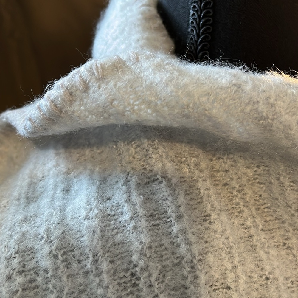 Soft gray knitted wrap - Picture 4 of 6